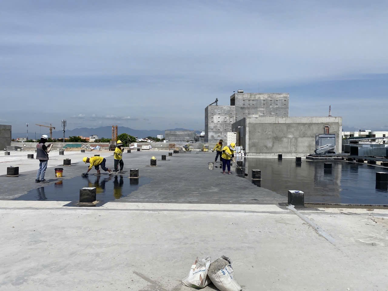 Sikalastic HLM5000R chống thấm mái trồng câygiải pháp chống thấm polyurethane cho tầng hầm màng chống thấm tự san phẳng kháng rễ cây chống thấm ban công bằng Sikalastic HLM5000R sản phẩm chống thấm polyurethane dễ thi công